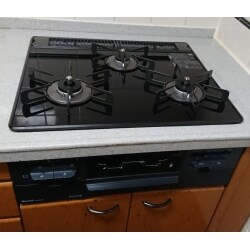 ガスコンロが壊れて火が点かなくなったため、お手入れしやすく、水無しで両面焼きができるグリルが特徴のガスコンロに交換しました。