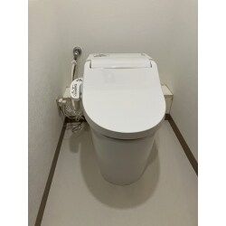 コンパクト設計で掃除がしやすいタンクレストイレへリフォームしました。 便器は、水族館の水槽や航空機の窓にも使用している素材で、陶器と違い細かい傷がつきにくく、ぬめりや水アカがたまりにくいのでお掃除がらくらくです。水流をコントロールする形状で、ぐるりと洗い、少ない水量で高い洗浄力を発揮します。洗浄力と節水の両立を実現しています。 抗菌剤がコーティングしてある抗菌便座は、着座センサー搭載で、座ったときだけスイッチが入り、使わない時間を自動判断し節電もできます。継ぎ目がなく汚れにくいステンレスノズルは、使用前後に自動でノズル洗浄機能付き。清潔で省エネ機能が充実した温水洗浄便座です。