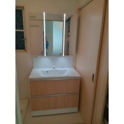 お手入れが簡単で、広々とした収納たっぷりの商品へ交換しました。 継ぎ目のないボール一体型カウンターで、サッと拭けてお掃除がらくらく。水栓は水アカが付きにくい素材で、水気をふきとりやすい形状です。お湯の使用や流量を「カチッ」と知らせてムダを省きます。サッと出し入れしやすいオープン収納。鏡の表面には吸水性・親水性のある膜がコーティングしてあり、いつもクリアです。 幅900の広々タイプで鏡も広く収納もたっぷり。 ミラーキャビネットには、置き場所に困る家電や日用品を、出し入れしやすくたっぷり収納でき、洗面室がすっきり片付きます。
非常にスムーズに綺麗に完了したとお喜びのお言葉をいただきました。