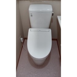 便器のふちを丸ごとなくしたフチレス形状で、さっとひと拭きでお掃除がラクラクな商品をご提案させていただきました。
強力な水流が便器鉢内のすみずみまで周り、少ない水でもしっかり汚れを洗い流します。
使わないときは自動的に便座の温度と湯温を下げて節電します。
超節水タイプなので、もともと設置されていた大８L便器と比べ、約49%も節水できます。
着座すると消臭が開始し、より強力ににおいを吸引します。スイッチ操作でさらに強力脱臭も可能です。
