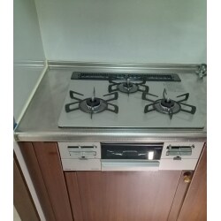 1年前に浴室と洗面化粧台を弊社でリフォームさせていただき、リピートでのご依頼でした。 お掃除がしやすい商品へ交換したいとのことでご相談いただきました。 ガスコンロは、Wワイド火力や便利機能を搭載した商品をご提案させていただきました。 食材に応じてお好みの温度に設定すれば、160～210℃の温度で火加減を自動調節できます。 バーナーキャップの上部がフラットなのでお手入れがしやすいデザインです。 レンジフードはコンパクトな整流板でお手入れがラクラク。内フードも凸凹が少なく、さっと拭けてお掃除が簡単です。 シンプルで圧迫感のないスリムなデザインのレンジフードは、スイッチまでシンプルで、キッチン空間に調和します。