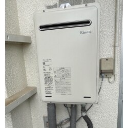 屋外壁掛・P S設置型ガス給湯専用機の24号タイプの給湯器をご提案させていただきました。
既存同等品と取替えたいとのことでしたので、見た目も機能もシンプルな商品です。
即湯ユニットがついているので、お湯が出るまでの捨て水をカットし、いつでもムダなく暖かいお湯が使えます。

給湯器がお湯を出したり、止めたりした際に起こる水温の変化を防ぐためのQ機能が搭載。
いったんお湯の使用をやめたあと、再度お湯を出そうとしたときにいきなり熱いお湯が出たり、冷たい水が出たりするのを防ぎます。

合わせて浴室と台所のリモコンも新しくなりました。