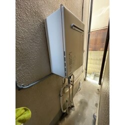 屋外壁掛・P S設置型の20号タイプの給湯器をご提案させていただきました。即湯ユニットで、お湯が出るまでの捨て水をカットし、いつでもムダなく暖かいお湯が使えます。マイクロバブルやパワフル湯はり機能など、うれしい機能も搭載。お湯はり完了前のお知らせで、時間の無駄も省き、効率よくお風呂に入れます。
水温の変化を防ぐためのQ機能が搭載。いったんお湯の使用をやめたあと、再度お湯を出そうとしたときにいきなり熱いお湯が出たり、冷たい水が出たりするのを防ぎます。追いだきだけではなく、たし湯やたし水（ぬる湯）もできるので、好みの温度でお風呂に入ることができます。