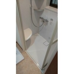 浴室を、浴槽をなくし脱衣所とシャワールームにリフォームしました。 シャワールームの汚れが溜まりやすい床は、床表面に刻まれたパターンが水の流れを誘導し、どんどん水が引いていくので、翌朝にはカラっとさわやか清潔です。 壁は汚れがついても落としやすく、錆びない積層構造で丈夫で長持ちします。シャワーチェアがあるので浴槽がなくてもゆったりお風呂時間を満喫できます。 浴槽をなくしシャワールームにしたことで、空いたスペースを脱衣所とし、洗濯機を置くスペースができました。