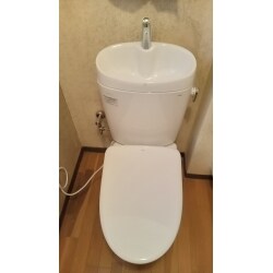 1、2階ともに設置してあったトイレに比べ、約41%も節水可能な商品へ交換しました。
渦を巻くようなトルネード洗浄が、少ない水で効率的に洗浄。汚物が付着しやすい便器後方に勢いよく水が当たり、汚れをしっかり洗い流します。
便器は特殊なガラス層を焼き付け、ナノレベルでなめらか仕上げ。優れた耐久性と輝きが続きます。
便器とウォシュレットの段差やすき間を極力抑え、凹凸が少なくラクにお掃除ができるのが魅力です。ウォシュレットのホースが、便器からはみ出さずに収納できる構造です。家族全員快適に使用しています。工事も丁寧でありがとうございました、と嬉しいお言葉をいただきました。