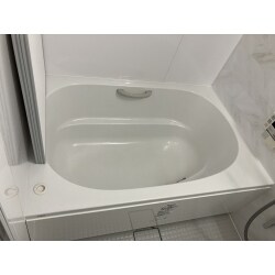 保温フタと浴槽保温材のダブル保温構造でお湯が冷めにくい構造です。汚れが気になる床は、ぬめりの原因となる皮脂汚れが床に固着するのを防ぐ特殊な表面処理がされています。目地が少なく浅いので、スポンジが奥まで届きやすく、スポンジだけでお掃除もラクラクです。 足元はヒヤッとしない形状になっており、寒い冬でも安心です。角度のついたシャワースライドバーは、シャワーヘッドを上部にスライドさせオーバーヘッドシャワーのように使用できます。空気を含んだ大きめの水滴が心地よさを感じることができます。 便利なスリムカウンターは簡単に壁から外せ、まる洗いができます。パッキンがないため、汚れにくくすっきりデザインのドアです。