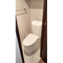 キレイを保つ、すっきりとしたデザインのトイレと内装交換