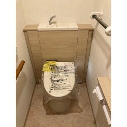 手洗い器が収納と一体化しており、すっきりした空間になるお掃除楽々のトイレをご提案させていただきました。

手前から奥までフチをなくし、汚れが見えにくい死角がなく、さっとふくだけでらくらく掃除ができます。

渦を巻くように少ない水で効率的に洗浄。もともと設置してあった13Lの便器と比べ、71%も節水きます。背面収納の引き出しラックは掃除道具をまとめて収納できます。収納物に合わせて棚の高さを変更できる棚板付き。便器の後ろにすき間がなく床の小物が収納できるので床のお掃除もスムーズです。お掃除道具がたっぷり収納できるので、すっきりきれいで生活感を隠します。