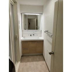 使う人に寄り添った、工夫がたっぷり詰まった洗面へリフォームしました。
身支度や家事をらくにするひろびろボウルは、二人並んでの身支度もスムーズにできます。バケツの水くみやつけ置き洗いもしやすい広くて手作業がしやすい底面です。壁付け水栓なので水が溜まらずお手入れも簡単です。

お掃除が簡単で、タンクに手洗いがついているトイレへ交換しました。 便器の表面には汚れを浮かせてすべらせる加工がほどこされており、トルネード洗浄で少ない水でしっかり汚れを落とします。 便座は継ぎ目がなくてお手入れしやすいデザインはもちろん、クリーン樹脂で汚れを弾くのでさっとひと拭きでお手入れが完了します。