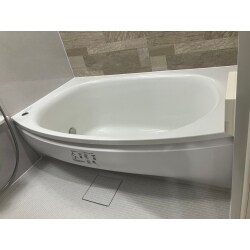 節水と断熱効果の高い商品で、価格を抑えるだけではなく、今後もお得にお使いいただける商品をご提案させていただきました。 内側にあるクッション層が畳のようなやわらかさで、断熱材の役割も果たす床は、冷気も遮断します。表面はお掃除簡単なカラリパターンです。気になる排水口は凹凸が少なく、汚れが落としやすい形状でお掃除楽々。トラップカバーを開けて見える部分すべてが抗菌・防カビ効果を持つ樹脂で、ぬめりやカビ汚れの増殖を抑えます。 浴槽は、 浴槽断熱材＋高断熱のふろふたのすぐれた魔法びんのような断熱構造で、 お湯はり後5時間たってもあたたかいままです。
