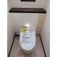 シンプルで整ったフォルムのタンクレストイレへ