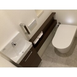 お手入れがしやすいトイレへ交換し自動水栓の手洗いを設置。
クロス・クッションフロアの内装も一新し、明るくワンランクアップの快適空間へリフォームしました。