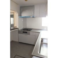 使う人のことを考えた広々L型キッチンのリフォーム