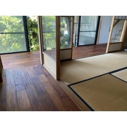 縁側の床が古く、踏むと抜け落ちそうになっていました。
無垢材のピンカドという堅いフローリングを貼りました。
シロアリなどにも強いフローリングです。