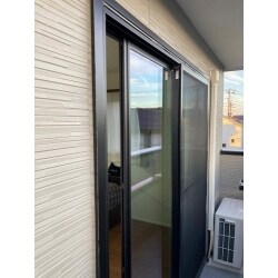 戸建て　洋室の窓サッシ　カバー工法