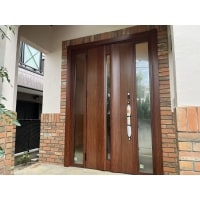 玄関ドアをリフォームしました。