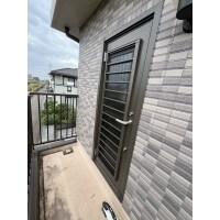 勝手口のドアをカバー工法でリフォーム