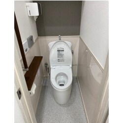 汽車便トイレから段差のないバリアフリートイレになりました。
壁のお手入れも楽になりました。