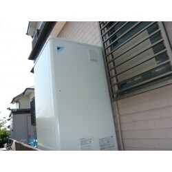 設置から15年以上経過して、頻繁にエラーが出るようになってしまったとのことで、エコキュートの交換工事をご依頼頂きました。