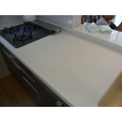 システムキッチンの人造大理石ワークトップにヒビが入ってしまったとのお問合せを頂きました。
リペアではなく、ワークトップの交換にて対応させて頂きました。