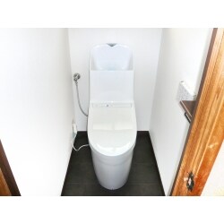 トイレリフォームのご用命を頂きました。 タイル張りだった床をクッションフロアに変更し、漆喰壁をクロス張りに改装しました。 トイレ本体については、継手が少なく掃除がし易い一体型トイレに交換しました。