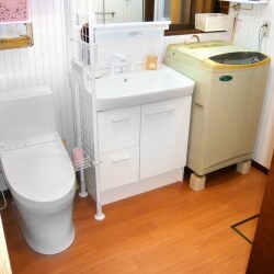 トイレと脱衣場を一体化したいというご要望があり、壁を取り払うリフォーム計画を立案しました。また、外にあった洗濯機を同じ脱衣場に移動したいとのこと。お施主様のイメージを確認しながら、リフォームを進めました。