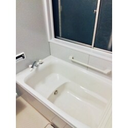 息子様のご実家にお住まいのご両親のためにシステムバスにリフォームしたいというご依頼でした。お父様の足の負担も考慮し、使いやすさに配慮した浴室をご提案しました。