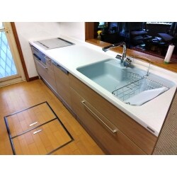 キッチンが老朽化しており、水漏れも見つかったため、システムキッチンへのリフォームをご提案しました。