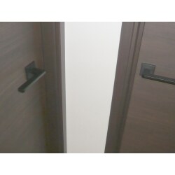 掃除機を倒して壁に穴が開いてしまい、その修繕をご依頼いただきました。築年数の浅いお家ということもあり、全体を大きく修繕するのではなく、損傷部分に絞った部分的な修繕とさせていただきました。