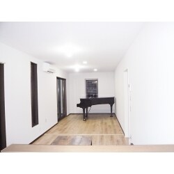 二部屋の間仕切り壁を撤去してリビングを広げ、同時にフローリングとクロスの張り替えをしたいというご希望でした。工務店の確認のうえ、間仕切壁の撤去を行い、フローリングとクロスも新調しました。併せて、階段の床のリフォームもご提案し、採用していただきました。