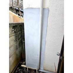 物置を撤去したいというご相談を受け、解体したところ、外壁内部の建材が腐食している状態が確認されました。そこで、壁の補修工事をご提案いたしました。補修箇所は人目に触れにくい場所にあるため、モルタル仕上げとさせていただきました。