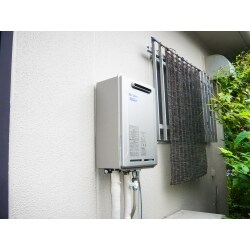 浴室リフォームに伴い、給湯器も古くなっていたため交換を検討したいとご相談いただきました。点検させていただいたところ、設置から10年が経過していたこともあり交換をご提案いたしました。