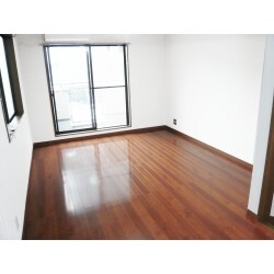 ２階リビング床のリフォームをご要望されていました。以前、キッチンで水漏れしたことがあり、床の傷みを気にされていました。重ね張りと張り替えの両方を提案し、張り替えを選択していただきました。