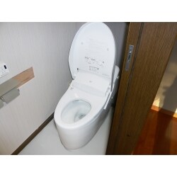 中古住宅ご入居にあたりトイレをきれいにリフォームしたいとのご要望がありました。２階のトイレも１階と同じものに合わせたご提案をし、ご採用いただきました。