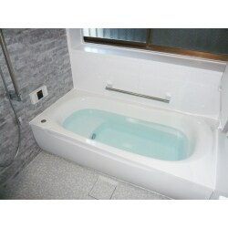 在来工法の浴室から、ご希望のシステムバス商品へ変更したいというご要望でした。特に、窓周りの仕上がりについて気にされていましたので、参考になりそうな施工写真をご覧いただきながらリフォーム後のイメージをご提示して、ご家族全員が使いやすいシステムバスへとリフォームさせていただきました。