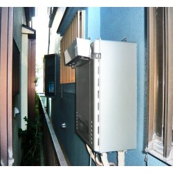 お風呂リフォームのご依頼をいただいたことがきっかけとなります。現場調査時に給湯器を設置してから10年経過していたことがわかり交換のご提案をさせていただき、ご承諾をいただきました。