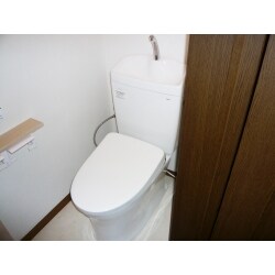 １階・２階のトイレ共にTOTO製のトイレにしたいというご要望があり、お見積りをご提示しました。また、トイレ内に収納棚を設置したいというご相談を受け、トイレスペースを実測した上でイメージをご説明し、収納棚設置についてもご採用いただきました。