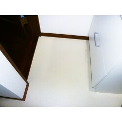 脱衣場の床の汚れと以前に水漏れを起こし床板が傷んでいることが気になるとのことでしたので、下地板の総張替えと床クッションフロアの張替えをご提案し、ご採用いただきました。
また、壁の色合いやデザインにこだわりをお持ちで、白いシンプルなタイプをご要望されていましたので、いくつかの色柄をご提示しお客様に選んでいただきました。