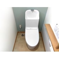 アクセントクロスで彩りも!広々としたバリアフリートイレ。