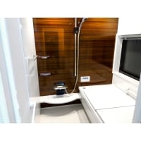 広い浴室もぽかぽかに!窓サイズも調整、快適な浴室リフォーム。