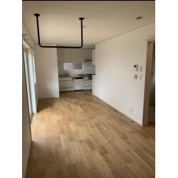 間取り変更をして広々とした明るい空間にリフォームしたいというご要望で、中古戸建を購入されたお宅のリノベーションを承りました。
クロス交換の際天井に下地をつけて懸垂バーも取り付けました。
新生活が楽しみな空間に仕上がっております。
