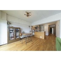 味のある自然素材の空間を見渡して心地よく