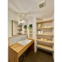 収納も充実したおしゃれな洗面スペース