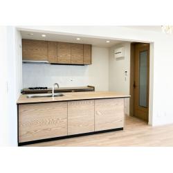 「あのキッチンが欲しい...」ショールームでの一目ぼれから、すべてが始まりました。
クリナップ　CENTRO（セントロ）の高級感を心ゆくまで楽しむため、構造補強を行い壁を撤去。
LDK全体を広々とした解放空間に生まれ変わらせました。
毎日が特別な時間へ。リビング全体が調和のとれた上質な空間へ統一されました。