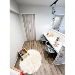 キッチン横にキッズスペースを新設。
使い方は様々ですが、家族で宿題やリモートワークに使えるスペースになりました。