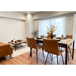 ベランダ側の旧和室を取り壊し、リビングダイニングを広げました。
ベランダからの光がたっぷり降り注ぐ明るい空間になりました。
