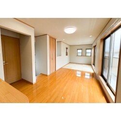 築14年の戸建リフォーム。
クロスを全面張り替え、キッチン、トイレ、洗面化粧台を交換しました。
また、リビングと同じ空間にある和室に琉球畳を採用し、モダンな印象の和室に変更。
部屋全体のアクセントになり、明るくリラックスできる空間になりました。