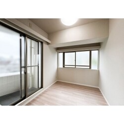 築26年のマンション。シンプルだけどすっきり綺麗に暮らすリフォーム。
クロスや床、トイレの交換をしました。
他、水回りのキッチン、洗面台、バスルームはそのまま残し、水栓の部分交換とクリーニングをしました。クロスや床の張替えで全体的に明るい印象に生まれ変わりました。