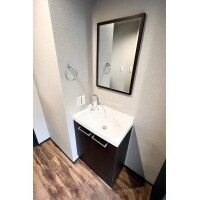 エントランスにシンプルな洗面化粧台を設置