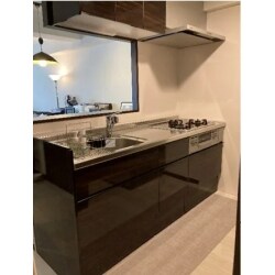 キッチン自体の長さは短くなりますが、動きやすく見た目もスッキリする
I型でS様と当初よりお打合せさせていただきました。
キッチン室入口まわりの壁も取って、開放感のあるお部屋にしています。